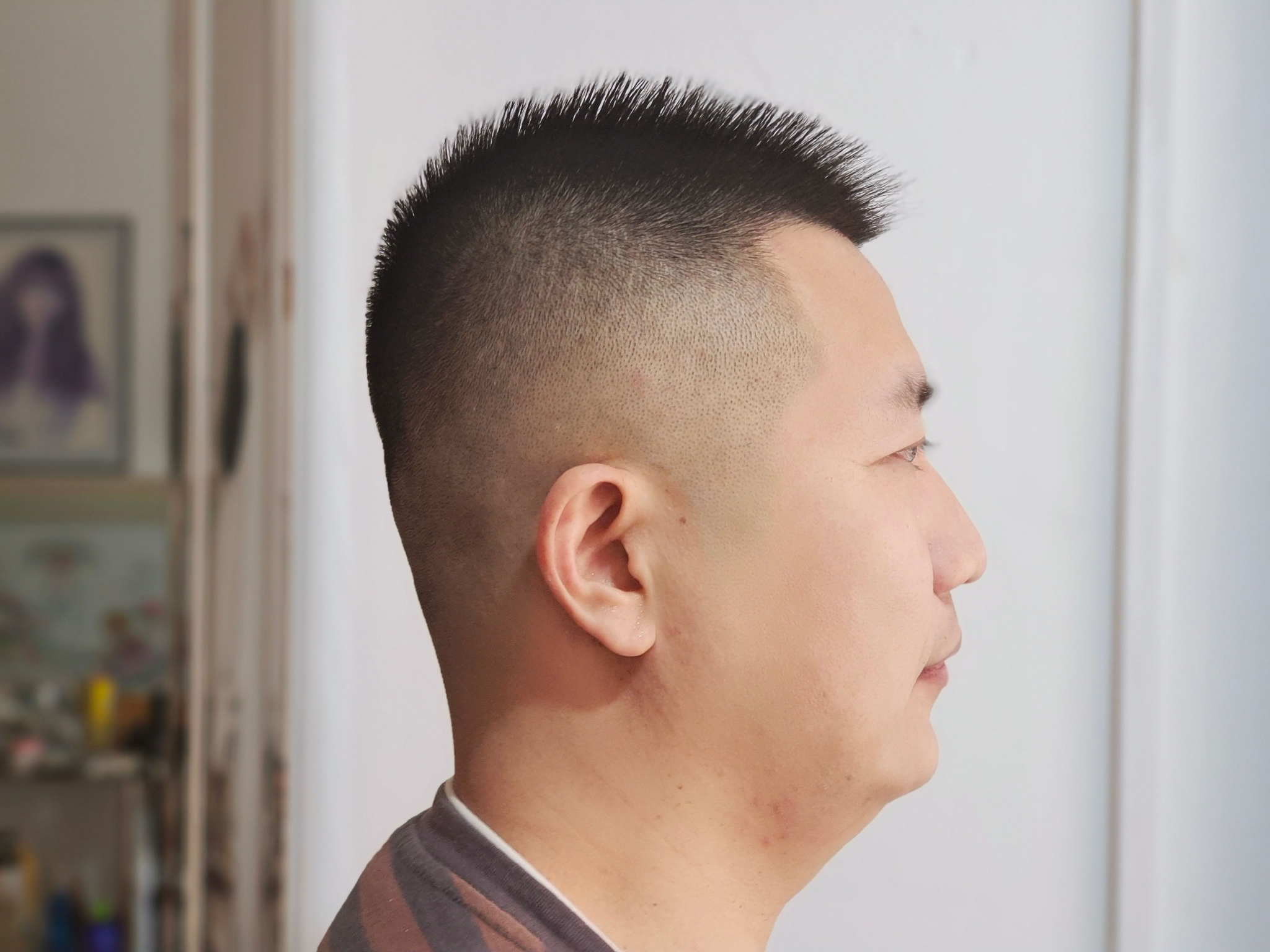 发型受到了大多数男士的欢迎,整体剪得相对都比较短,尤其是周边的头发