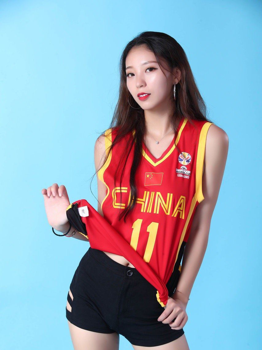 高清:头号宝贝黄逸辉写真集!蕾丝泳装女人味十足!