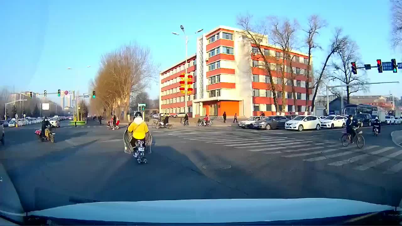 实拍：这种老年代步车真应该被取缔，太随意，还坑别人