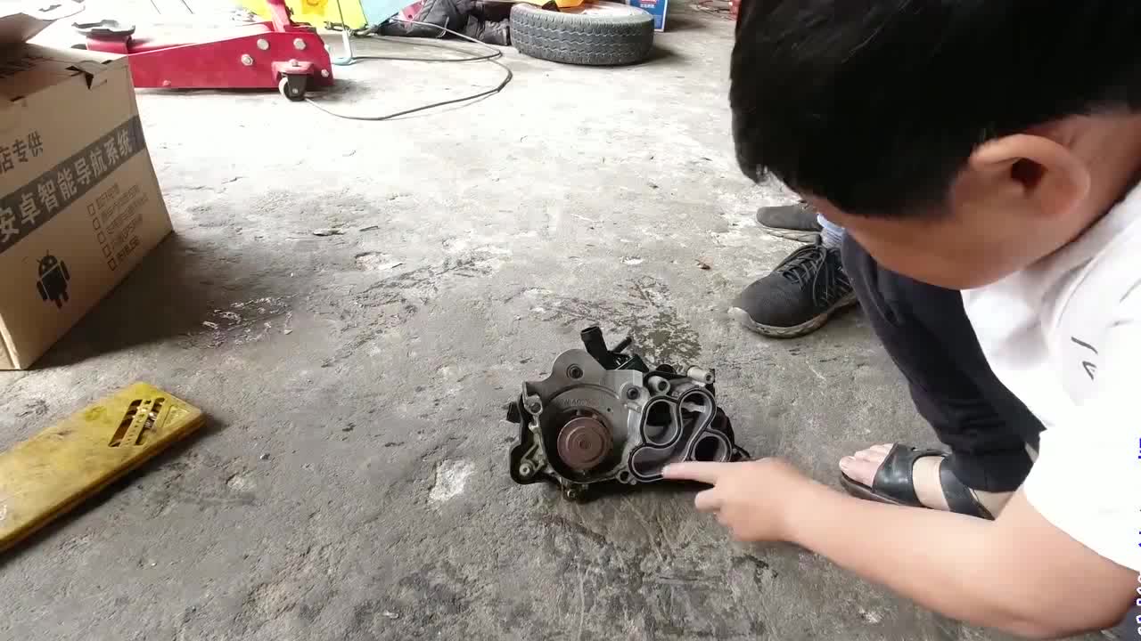 开了6年的大众车漏冷却液，花850块钱换水泵再做个小保养，不贵吧