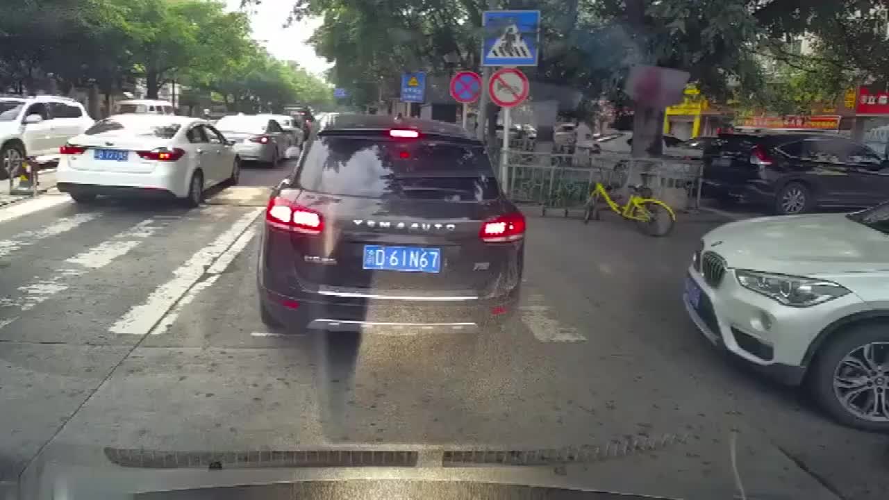 行车记录仪实拍：开车不要路怒，能让咱就让