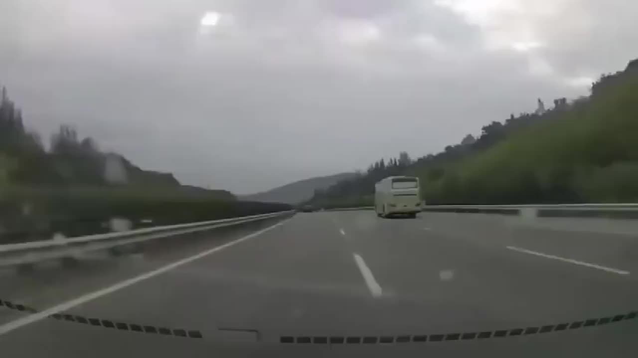 行车记录仪实拍：宝马司机是高手，你高看了我的反应速度！