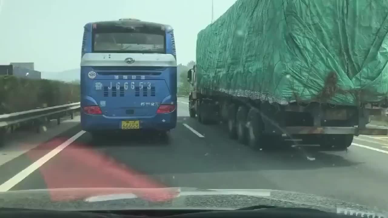 行车记录仪实拍：高速上客车司机真过分，我这暴脾气