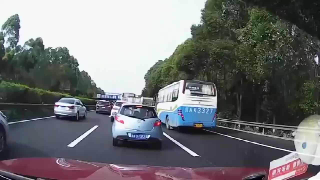 行车记录仪实拍：路怒症！马自达车主耍赖不脸红