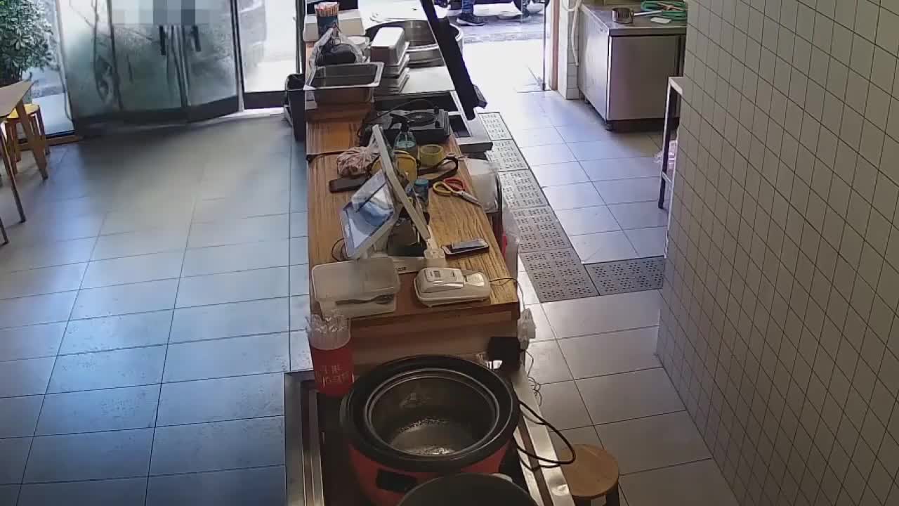 又是操作失误实拍新手女司机倒车撞人失控冲进路边面馆