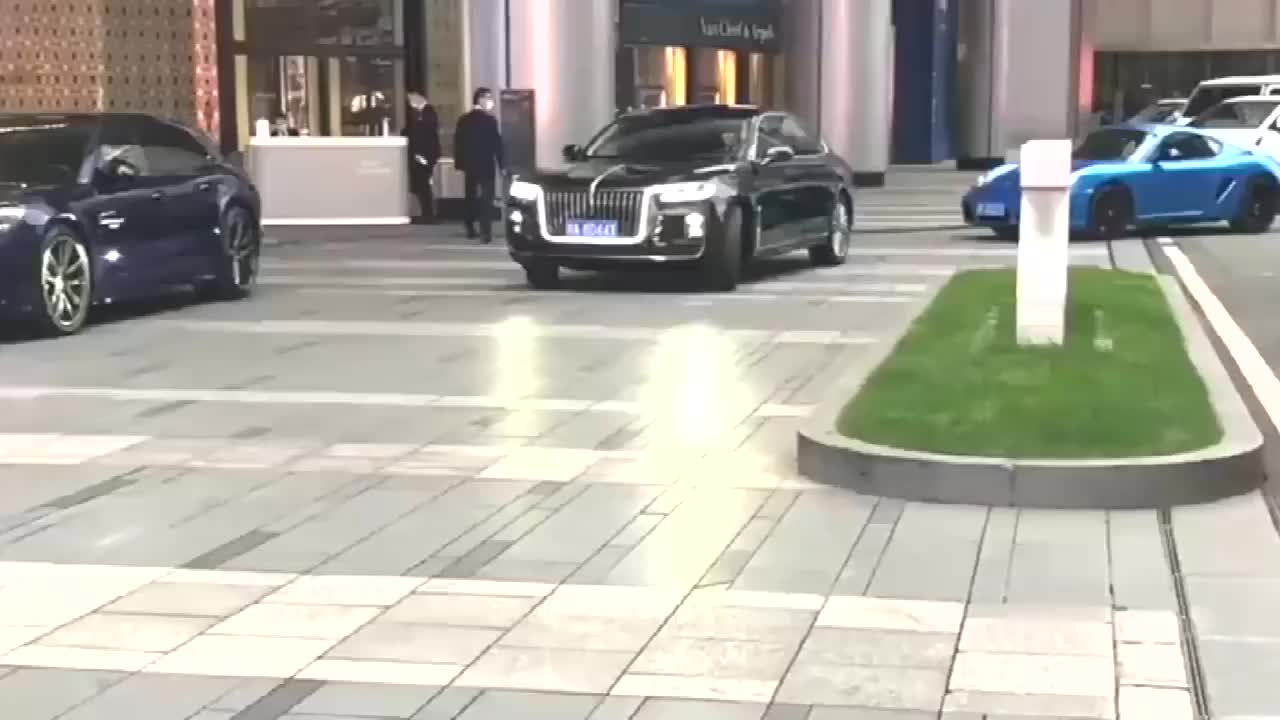 实拍首款红旗h930多万的车有百万的气场哪里输给劳斯莱斯