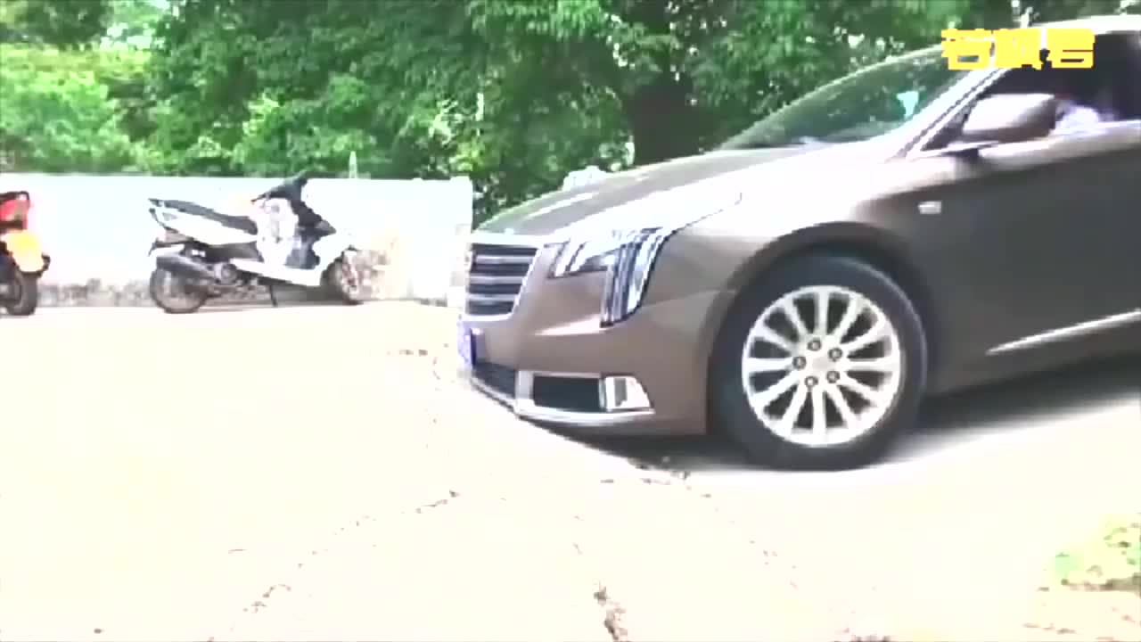 底盘铲马路百万路虎都怂了凯迪拉克秀起了走位