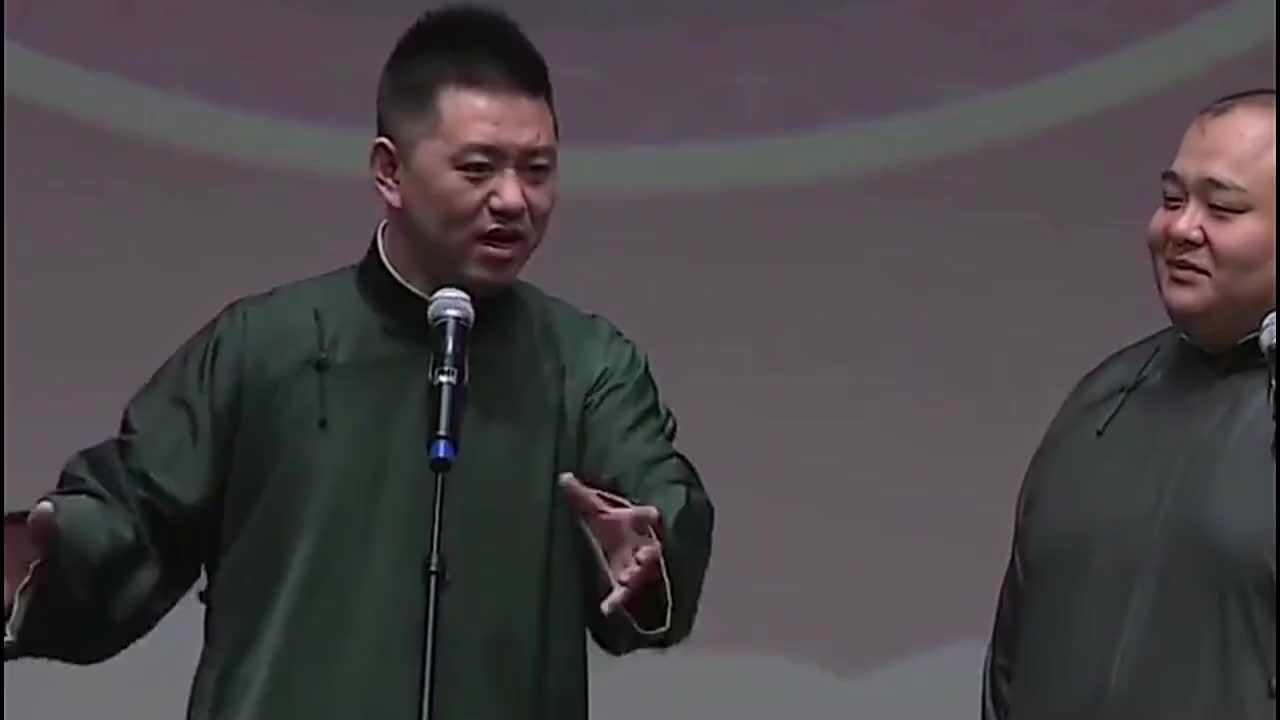 冯照洋杨鹤通说相声,俩人台上爆笑演绎,笑点不断,观众都笑了