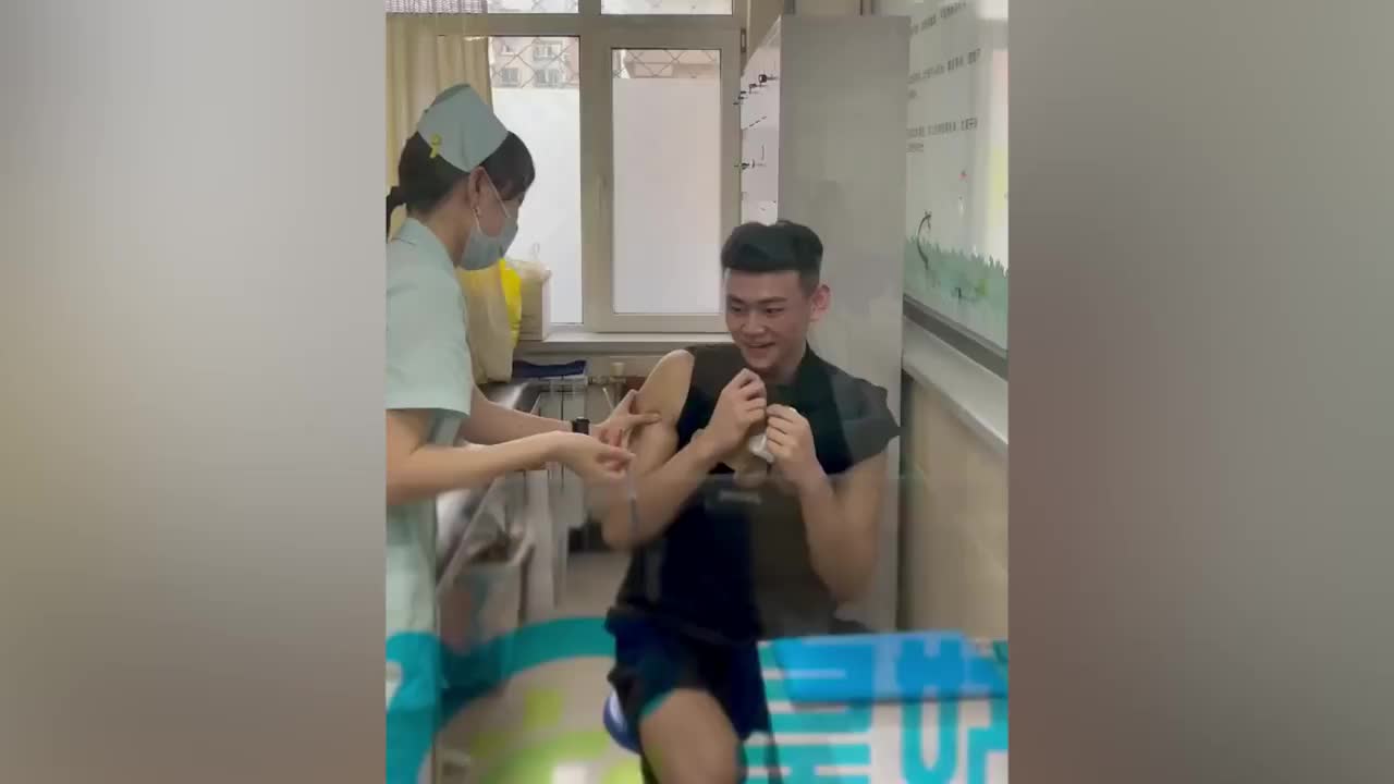 这就是猛男吗?男生打针全程害怕躲闪,护士姐姐的表情太好笑