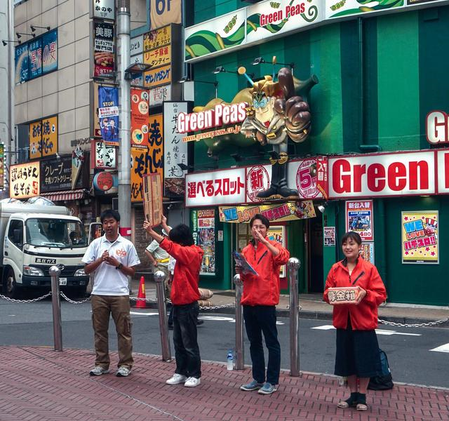对于日本的街道,你会觉得凌乱,还是认为富有创意呢?