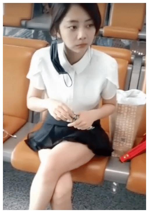 谭松韵"穿短裙"坐着吃零食,当看清她的坐姿,画面太美不敢看!
