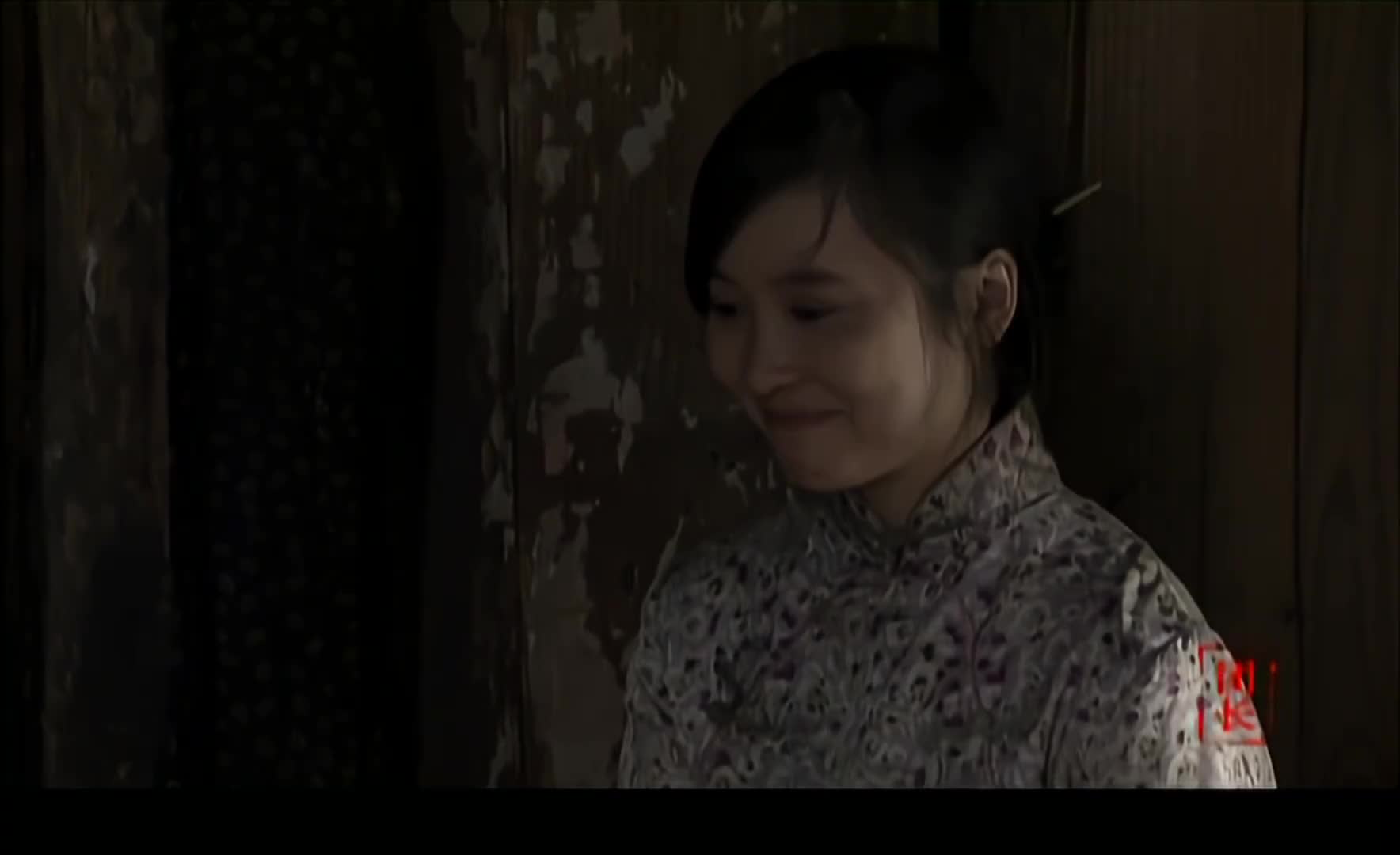 我的团长我的团看着孟烦了关心着自己陈小醉留下了眼泪