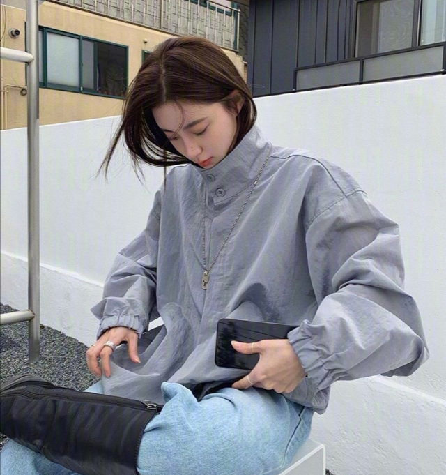韩国模特宋智英慵懒风私服穿搭，日常简约不失时尚感，又甜又酷
