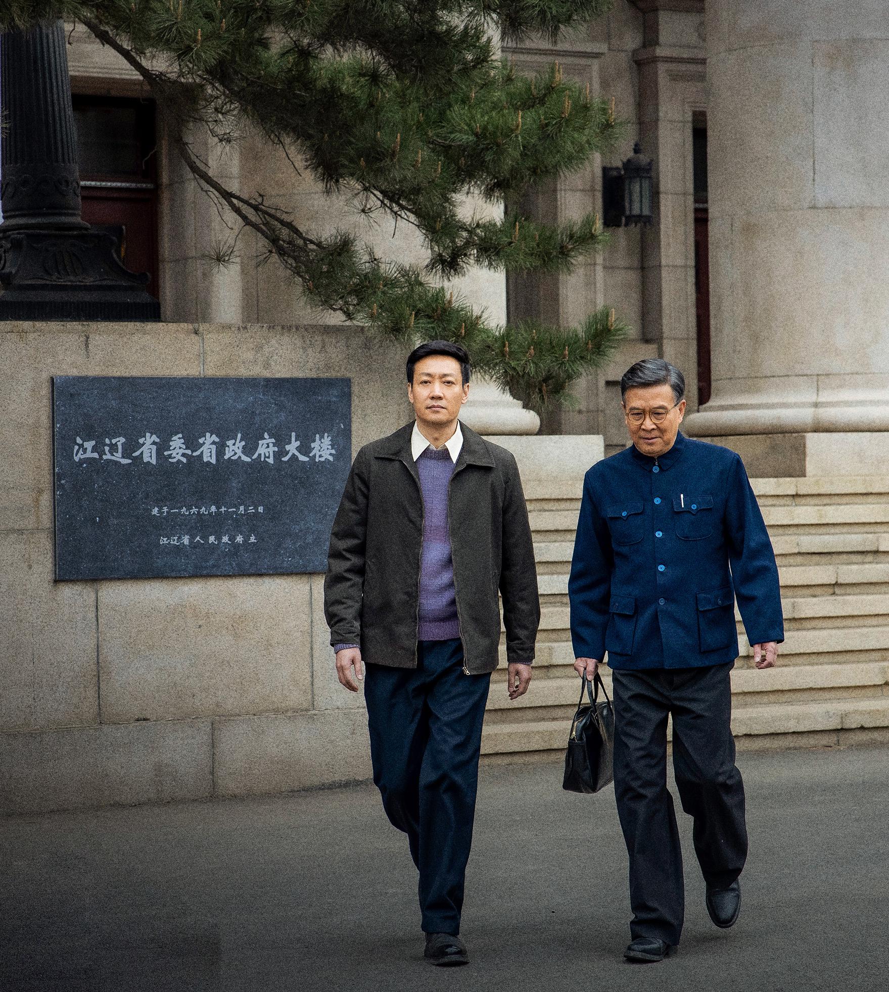 人世间无情周秉义和父母爱情的江德福有什么区别
