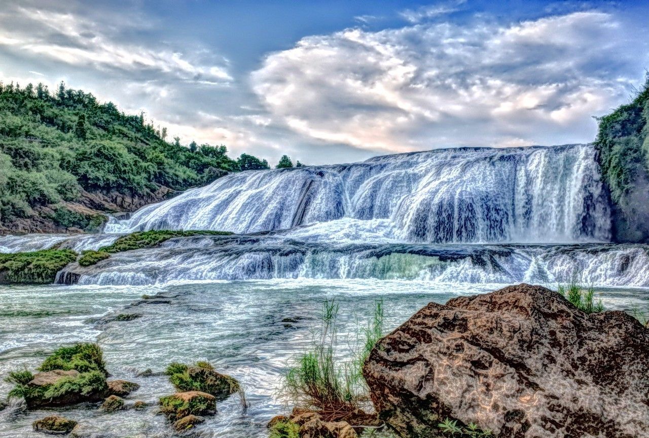 陡坡塘大瀑布位于贵州省黄果树瀑布