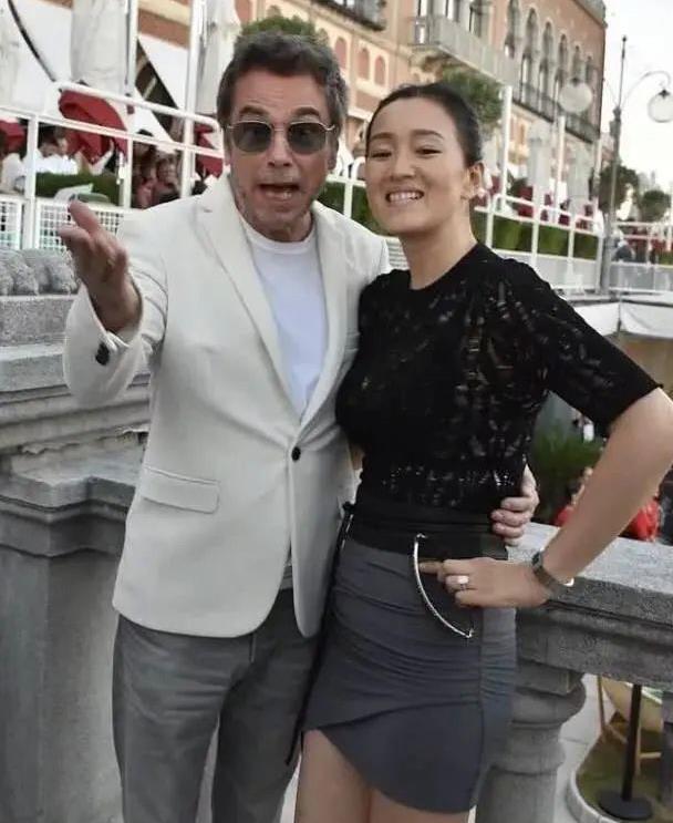 巩俐年近六十仍时尚在线镂空黑衣搭超短裙颈纹却暴露年龄