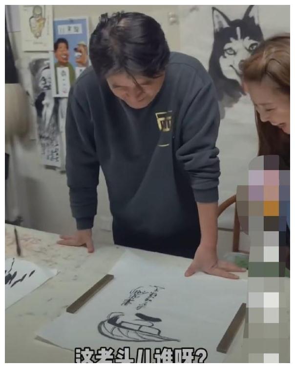 61岁毕福剑为美女作画,寥寥几笔却非常神似