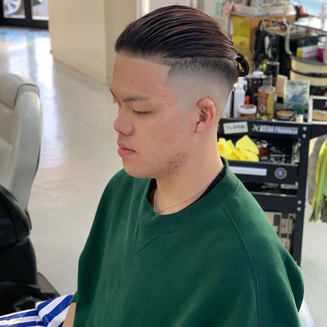 扎一个马尾的造型,时尚又有艺术范,是很多型男的标配发型