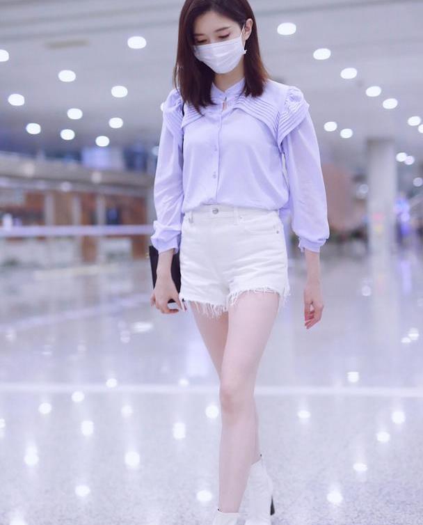 江疏影最新私服照好美白色背心搭配牛仔背带裙满满的少女感啊