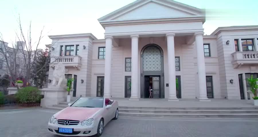 富家女一身貂毛脚踩金色高跟出门，就开镶钻豪车真是豪气冲天啊