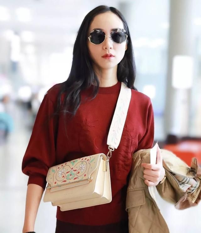 韩雪真会乱穿!奶奶西装配超短裤走机场,37岁的品位17岁的腿