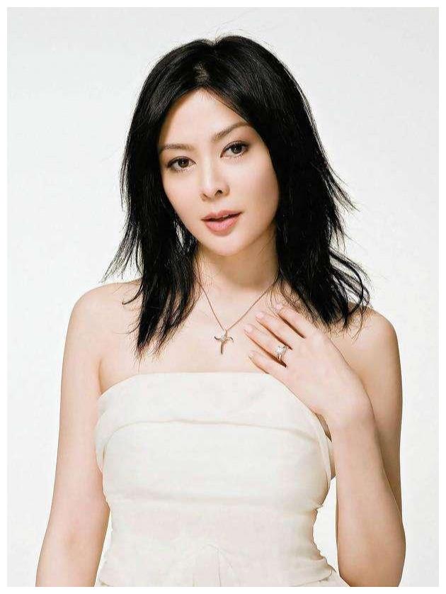 57岁关之琳出镜分享近况,被网友感叹“美人迟暮”,一直很迷人