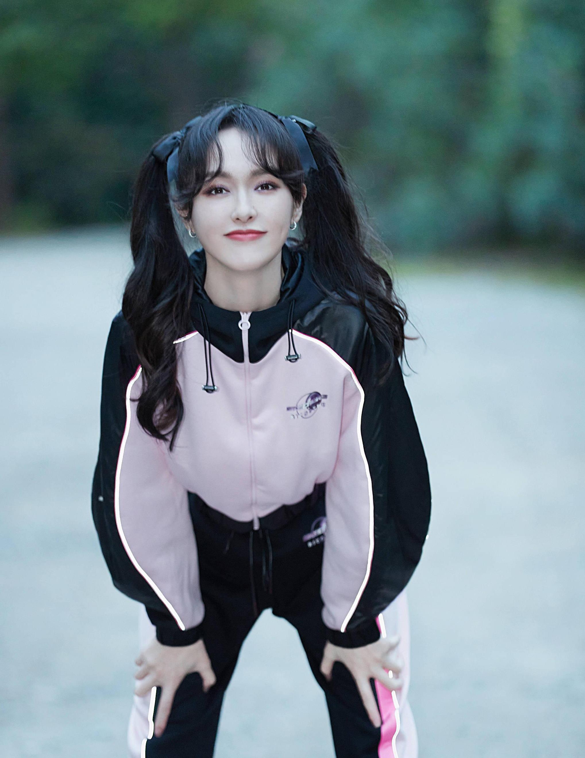 唐嫣甜美风造型太美了一袭水墨天鹅公主裙变身俏丽佳人
