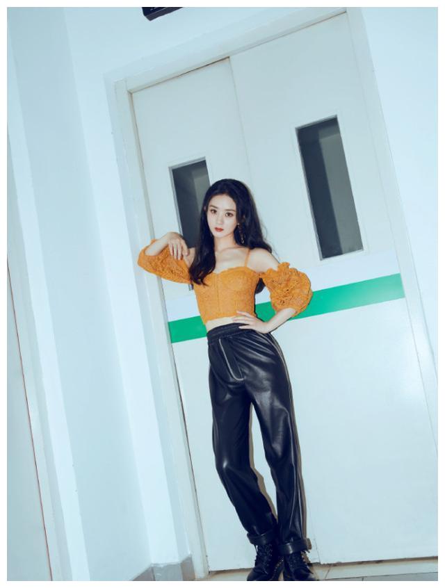 赵丽颖橘黄色吊带露腰装不失性感美艳,生图身材五五分