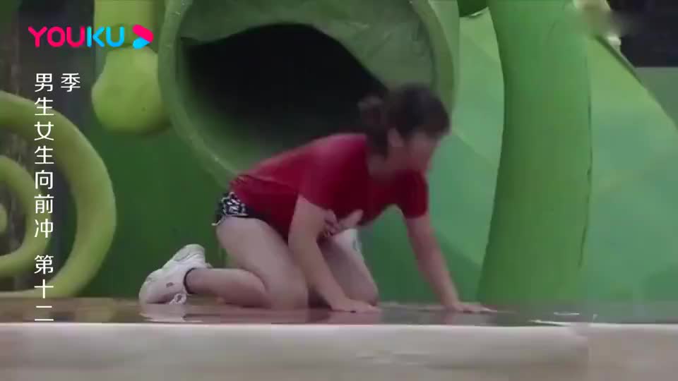 男生女生向前冲:美女幼师闯关,每秒都是风景,落水后不知所措!