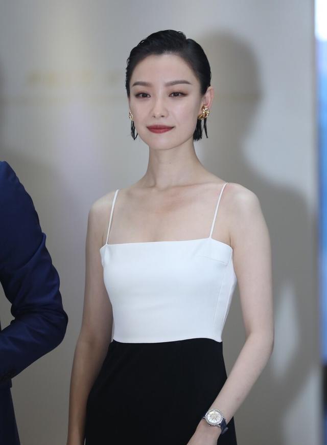 倪妮越来越成熟有型黑白拼色吊带裙秀锁骨身材精致气质更高级