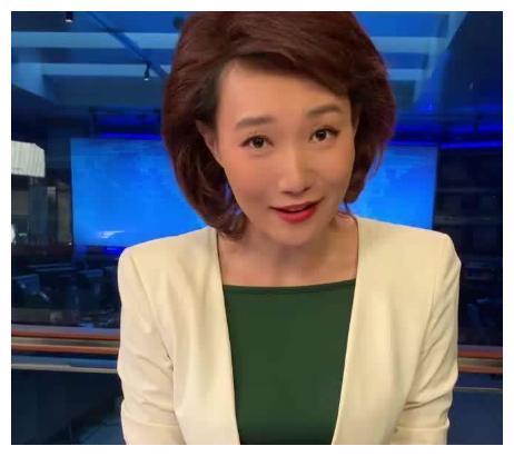 央视名嘴李梓萌,网上征婚43岁无人娶,今做直播露出另