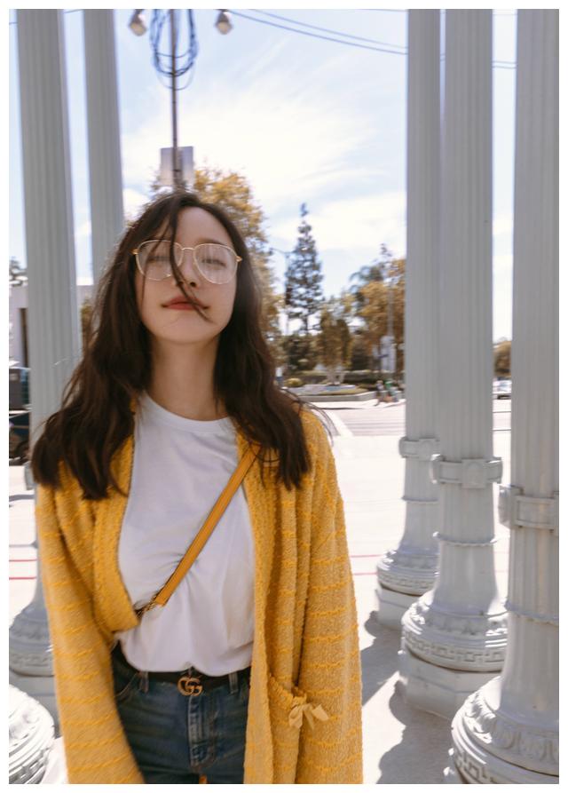 时尚女王倪妮日常时髦穿搭,亮黄针织开衫搭微喇叭裤,明媚又亮眼