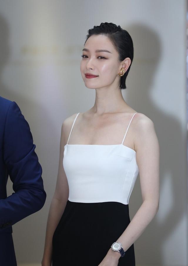 倪妮终于换发型利落短发搭修身吊带裙秀出香肩锁骨尽显知性美