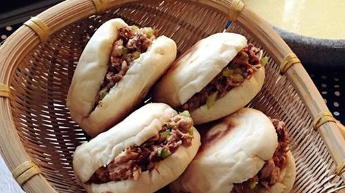 西安大嫂教我做腊汁肉夹馍,面饼外酥里嫩,肉软醇香,味道超正宗