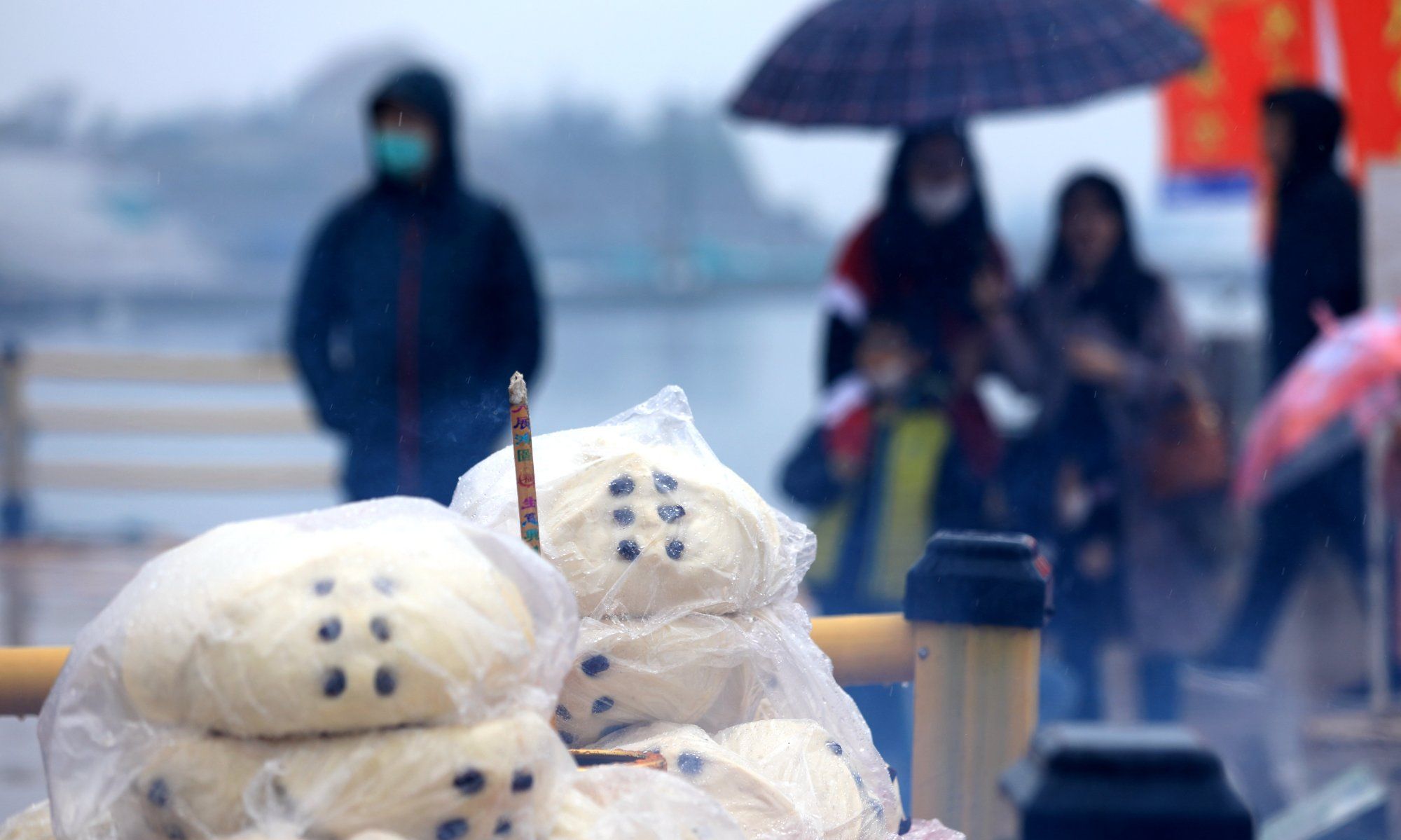 山东荣成渔民节首次因疫情暂停 部分渔民雨中祭海延续民俗