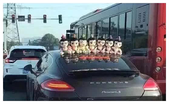 宝骏车顶放玩偶被罚，车主一脸无奈：旁边的保时捷为什么没人管？