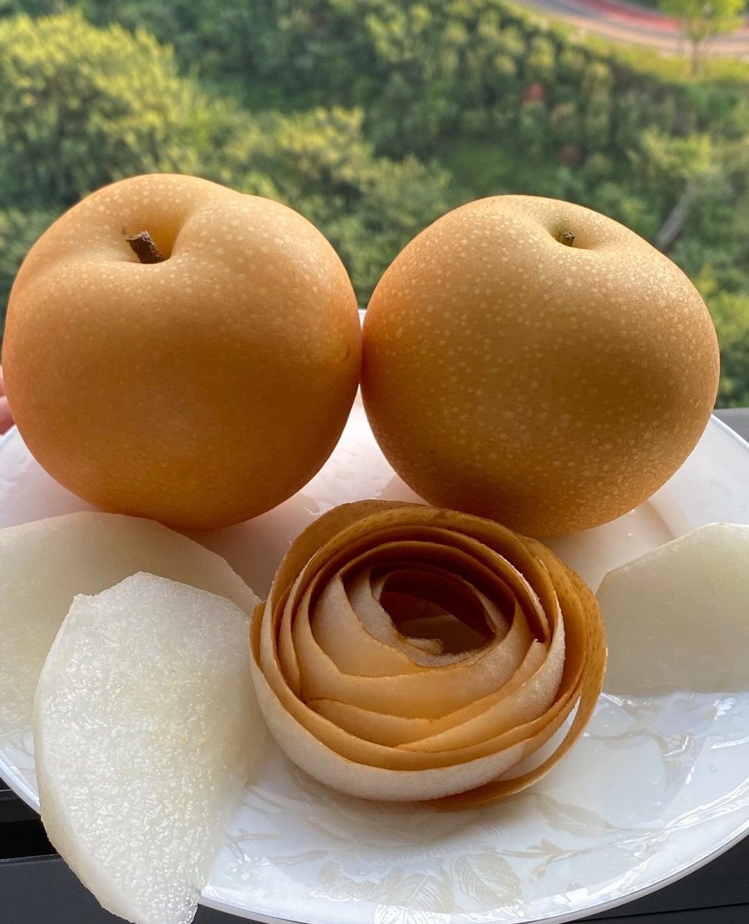 我们在吃秋月梨的时候,把削掉的皮摆盘成一朵美丽