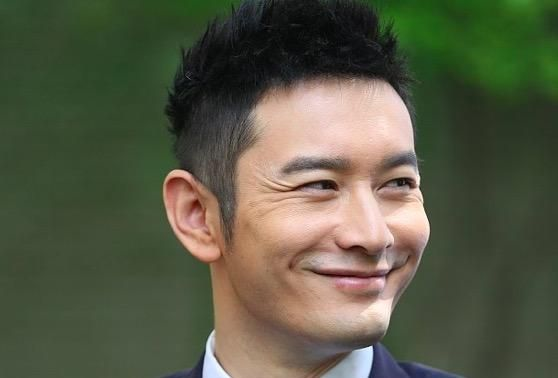 每次看到黄晓明笑,想刊刊都想起了小丑的那个嘴巴,咧到耳后根的那种.