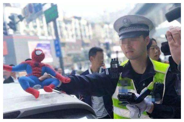 宝骏车顶放玩偶被罚，车主一脸无奈：旁边的保时捷为什么没人管？