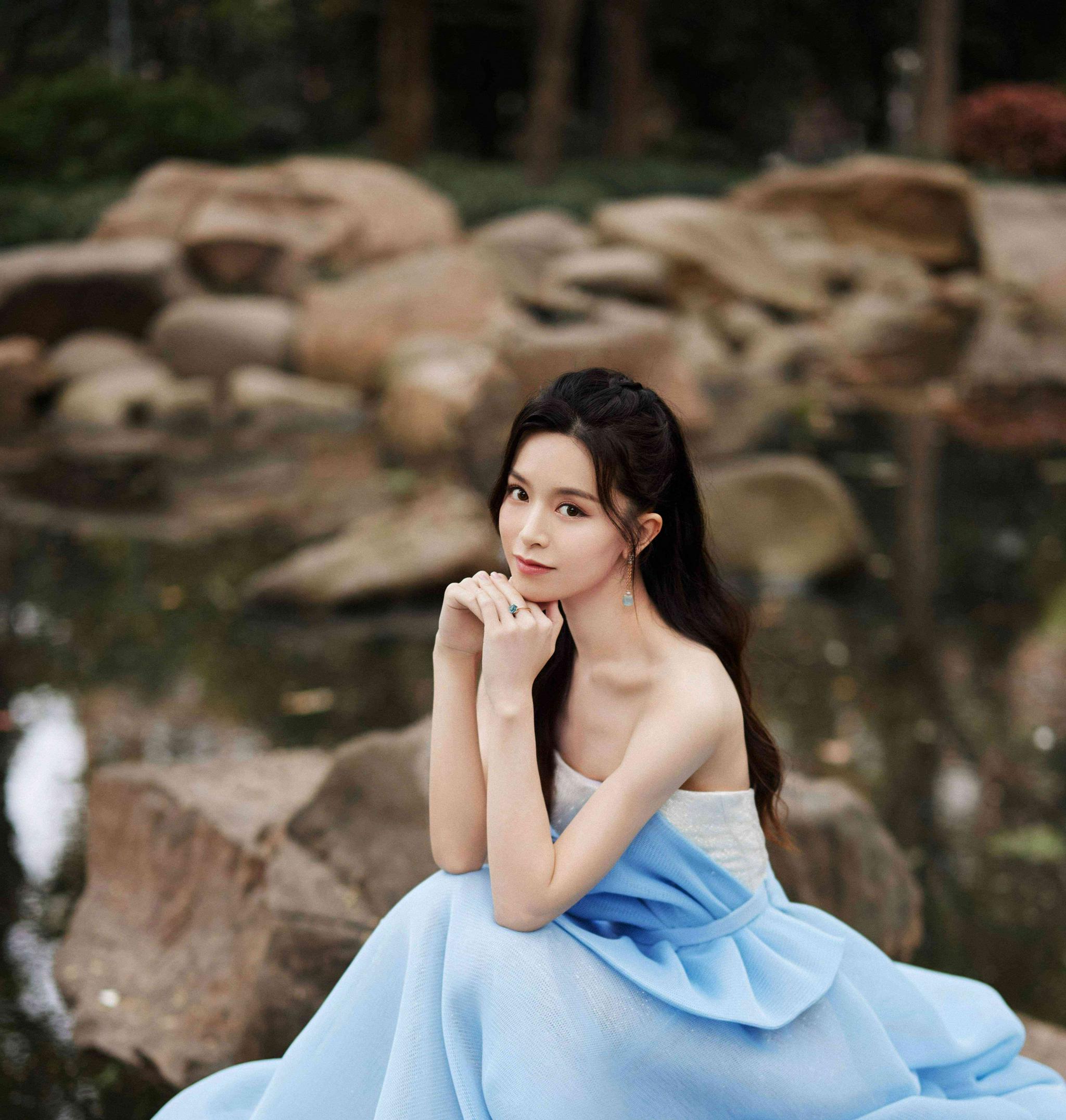 著名演员文咏珊现身活动,宫廷风礼服裙像童话里的公主,精致娇俏