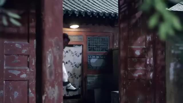 情满四合院饭桌上多了一瓶好酒几位大爷却很不给面子