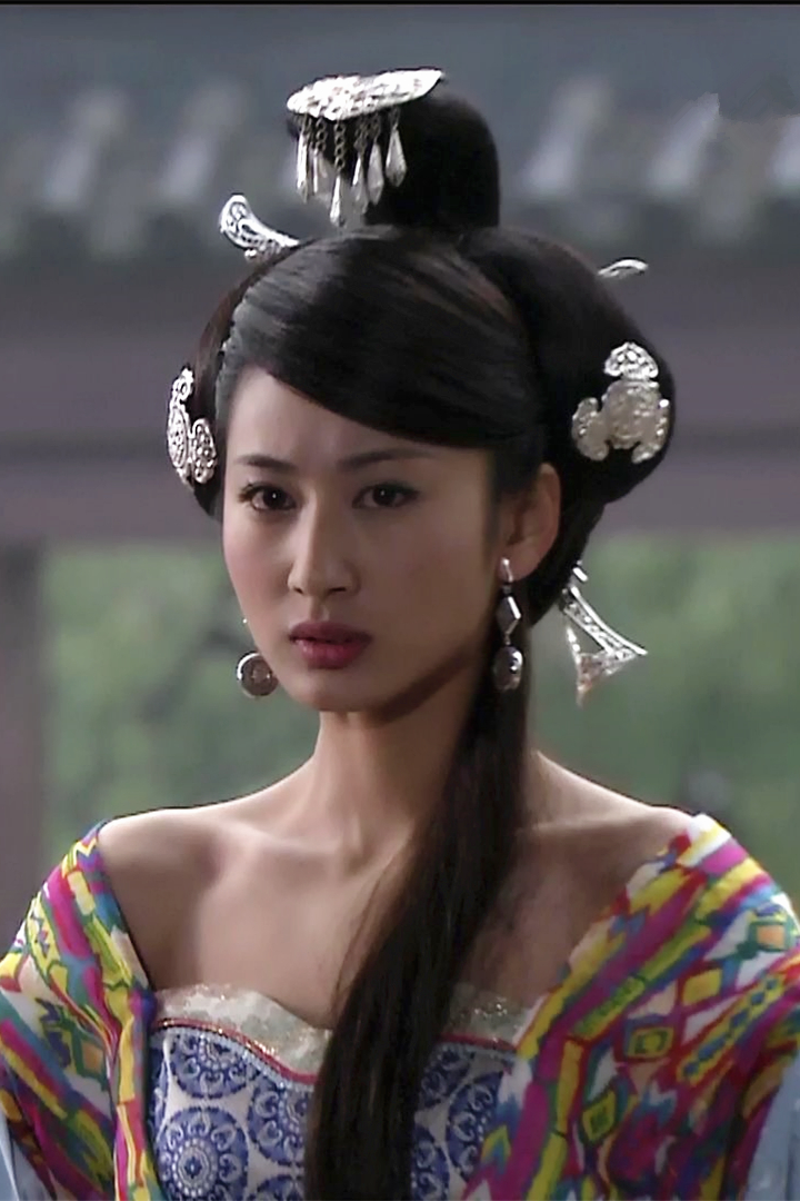 佟丽娅饰演的姐姐赵飞燕一心只有爱情,而郭珍霓饰演的妹妹赵合德野心