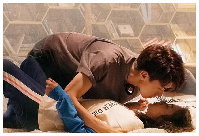 《酋长的男人》热播,又一甜宠剧将袭,男女主合照超甜!