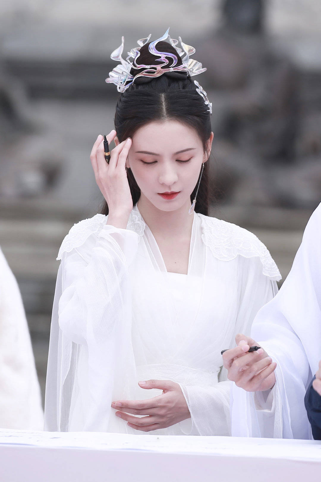 张予曦文荣奖现场图曝光白衣古装仙气十足