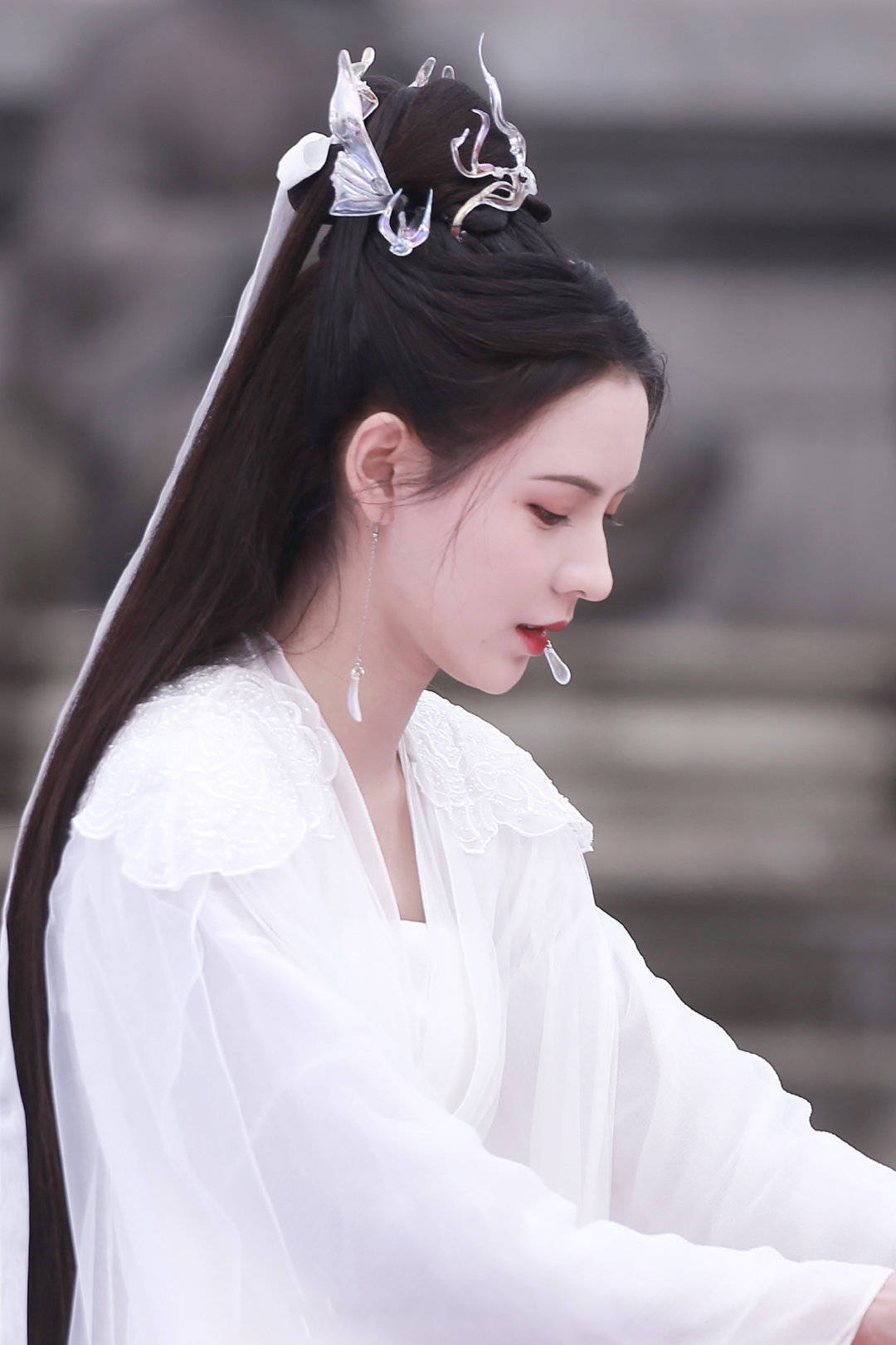张予曦文荣奖现场图曝光白衣古装仙气十足