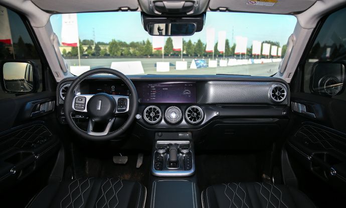 坦克300内饰、底盘实拍图