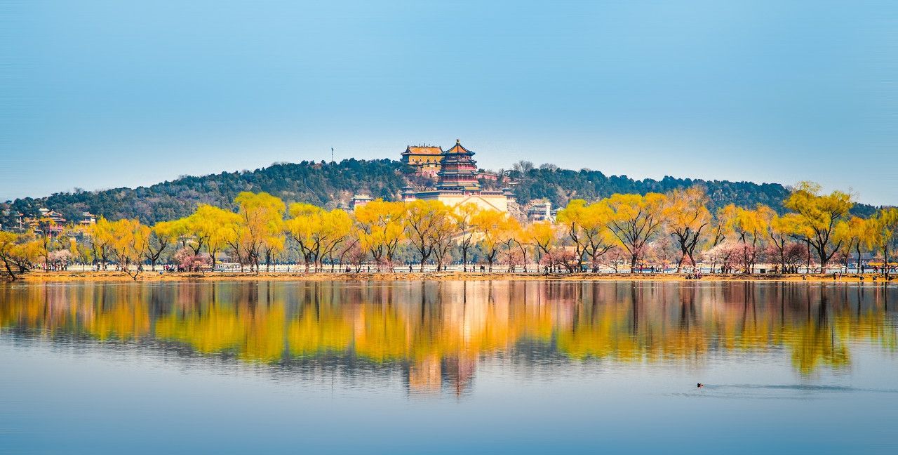 颐和园以昆明湖,万寿山为基址,以杭州西湖为蓝本
