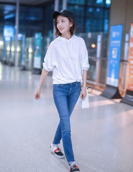 佟丽娅街拍:白色帽衫牛仔裤运动鞋 满满少女感