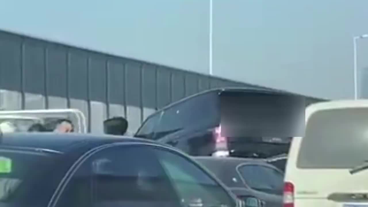 实拍沈阳发生车祸一玛莎拉蒂顶起路虎车头惨变废铁