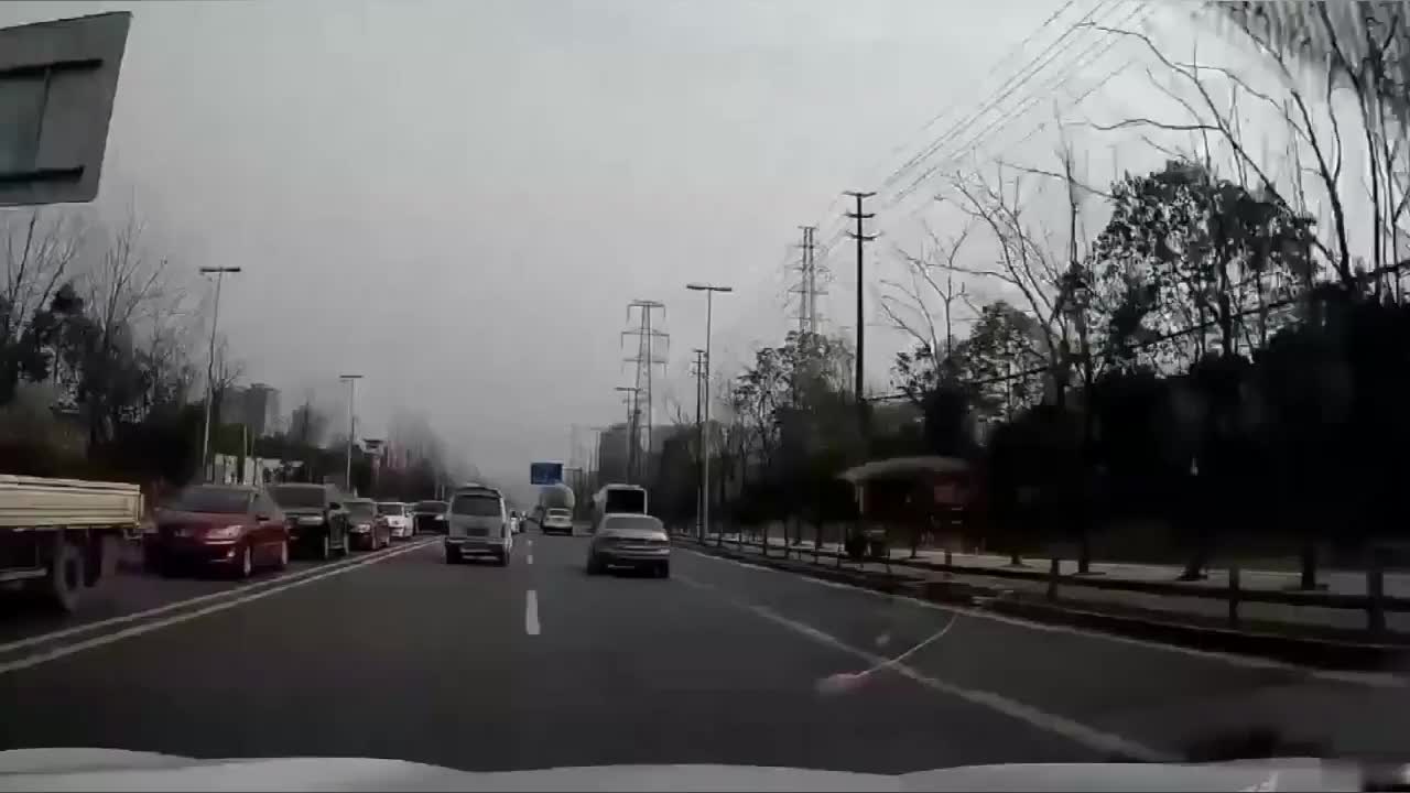 实拍不小心追尾压线行驶的本田这种情况我是不是不用赔